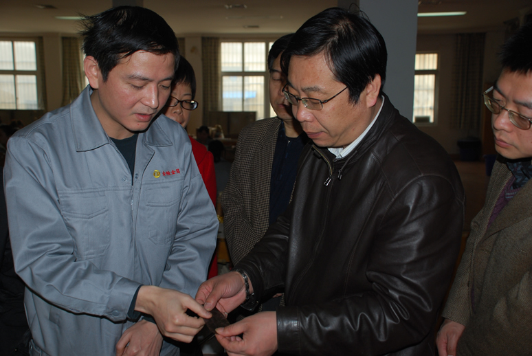 郝玉峰主任一行在金箔生产车间调研 郝玉峰主任一行在金箔生产车间调研